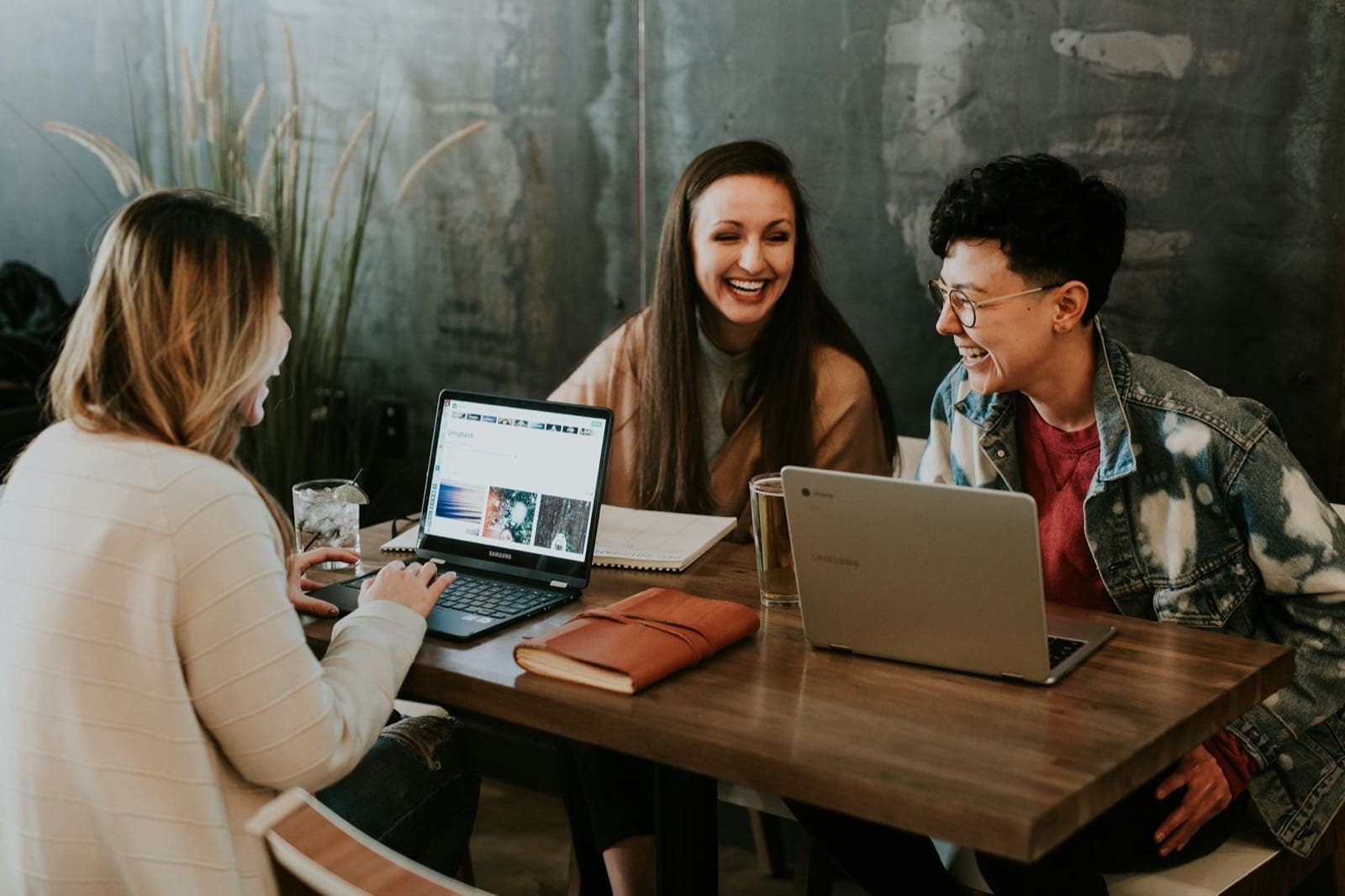 Kafede birlikte çalışan öğrenciler