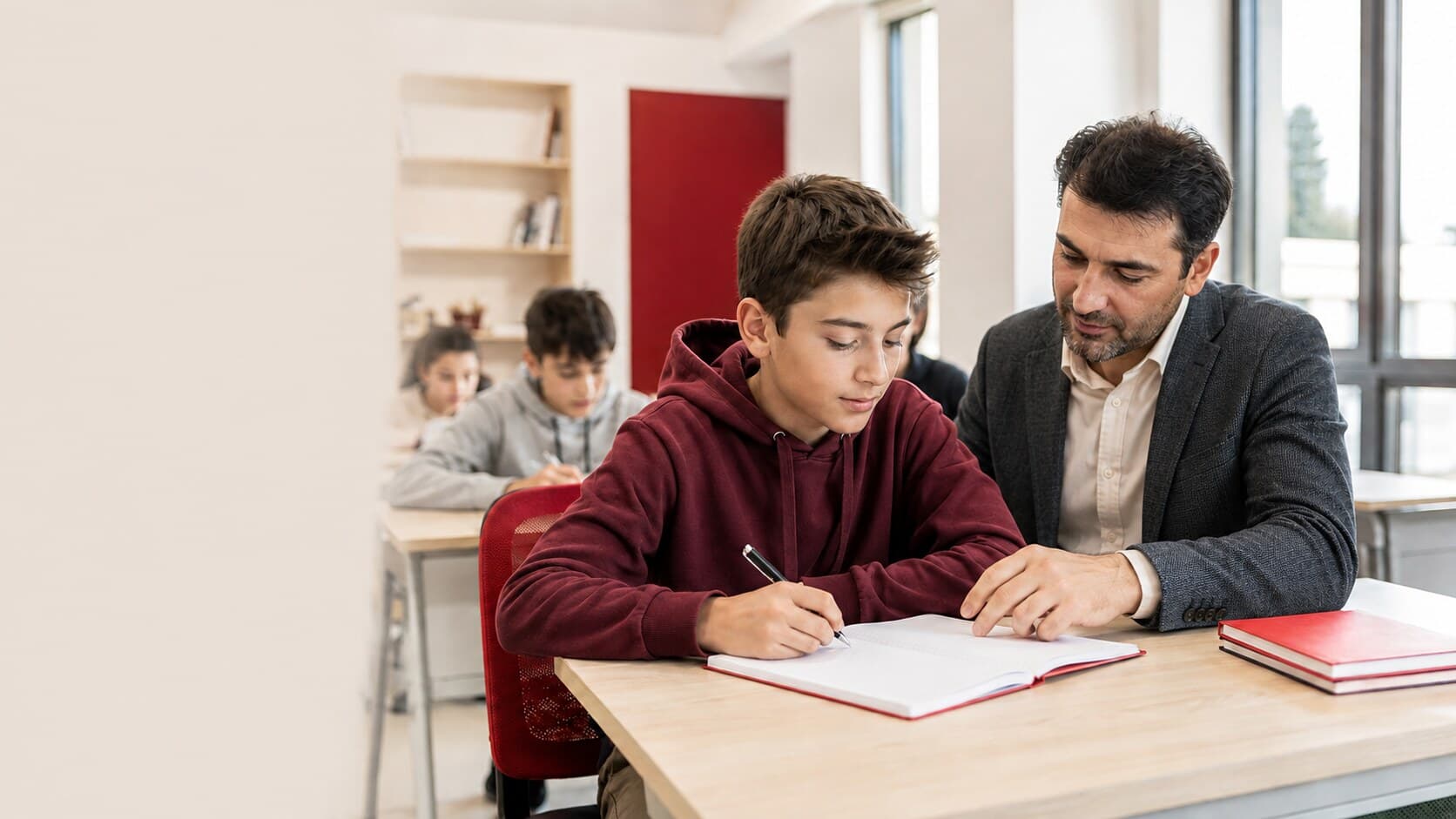 Isparta Limit LGS’de öğretmeniyle birebir çalışan ortaokul öğrencisi