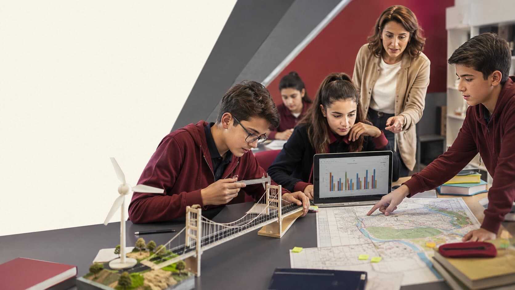 Veri, çevre ve mühendislik projesinde çalışan yedinci sınıf öğrencileri
